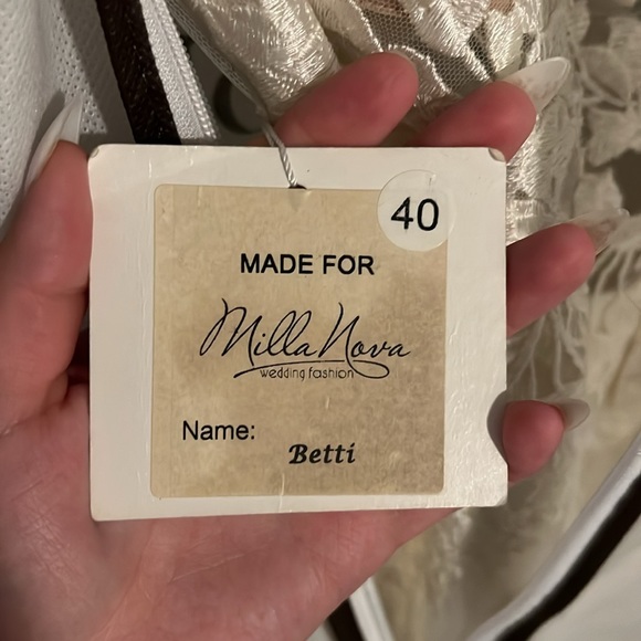 BEAUTIFUL MILA NOVA WEDDING DRESS | NEVER WORN - Picture 3 of 7